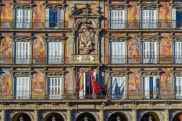 Murales en fachada de edificio de la Plaza Mayor