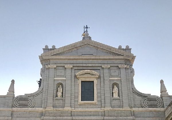 Catedral de la Almudena exterior