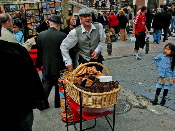 Estampa típica de un chulapo vendiendo barquillos en el Rastro de Madrid.