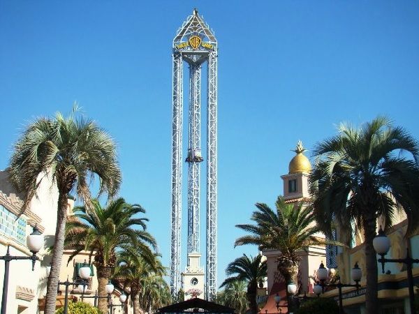 Visión de la torre de caída libre desde la Avenida Principal del Parque Warner de Madrid