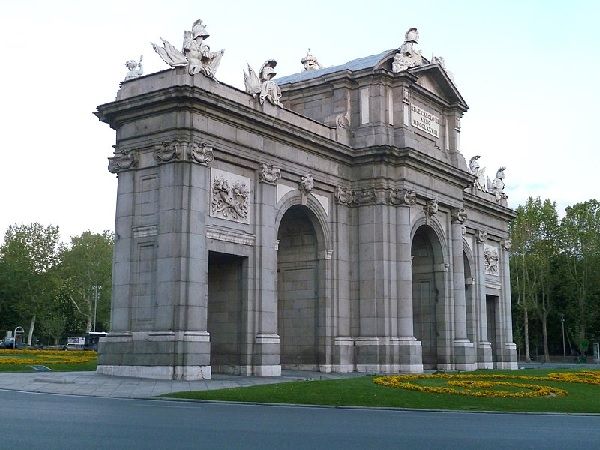 Puerta de Alcalá al aire libre