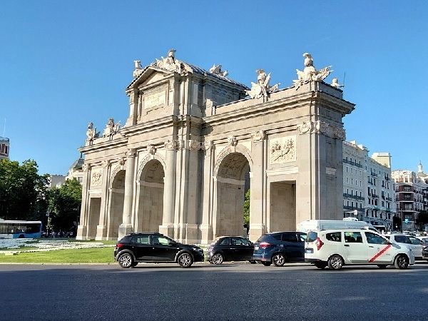 Puerta de Alcalá pl. Independencia